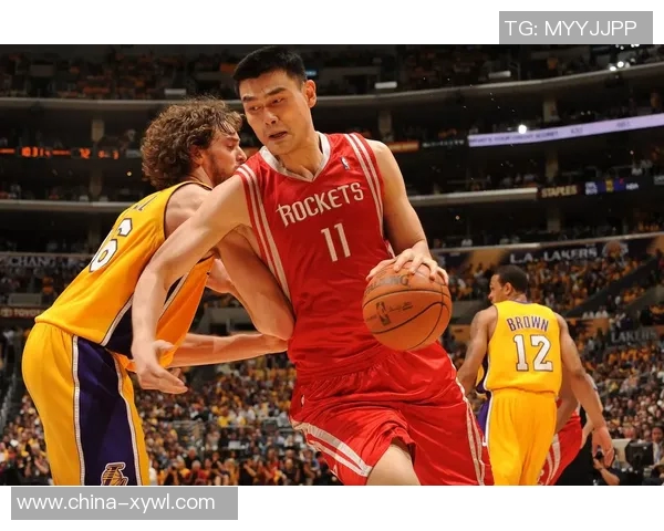 姚明高挑身姿与篮筐的完美对比展现篮球巨星的风采与力量 姚明高挑身姿与篮筐的完美对比展现篮球巨星的风采与力量